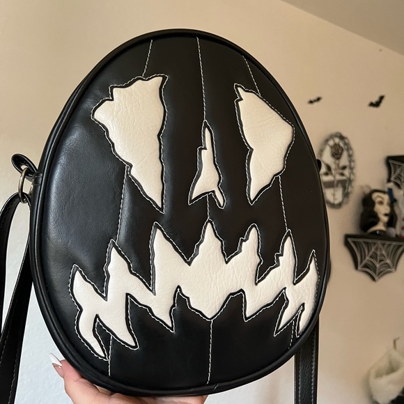 ❌ SOLD ❌ New never carried LPS Black White Scaredy Cat Oval bag - Picture 2 of 3